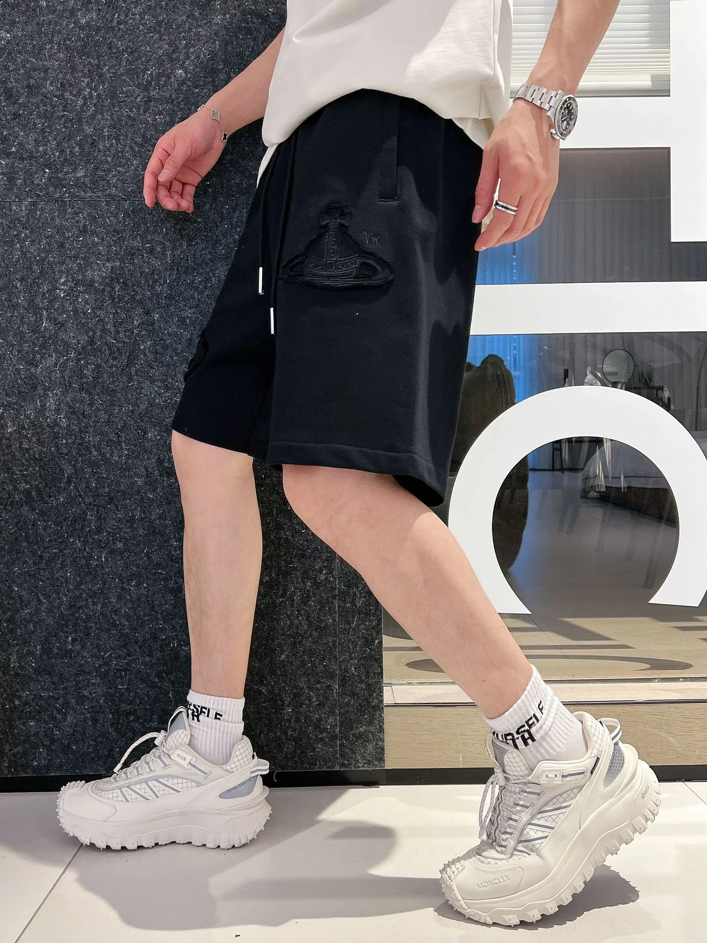 The Queen Mother's three-standard complete 2026 summer New Arrival men's casual shorts, advanced custom-made fabric Breathable fabric, Breathable elasticity and comfort, impeccable details, top-grade accessories, original logo design concept, delicate and soft feel! The upper body fit is awesome! Size: M-XXXL Please state your height and weight when ordering